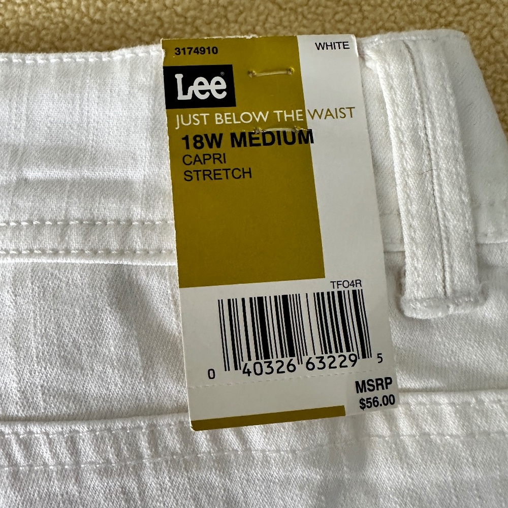 NWT LEE White Capris